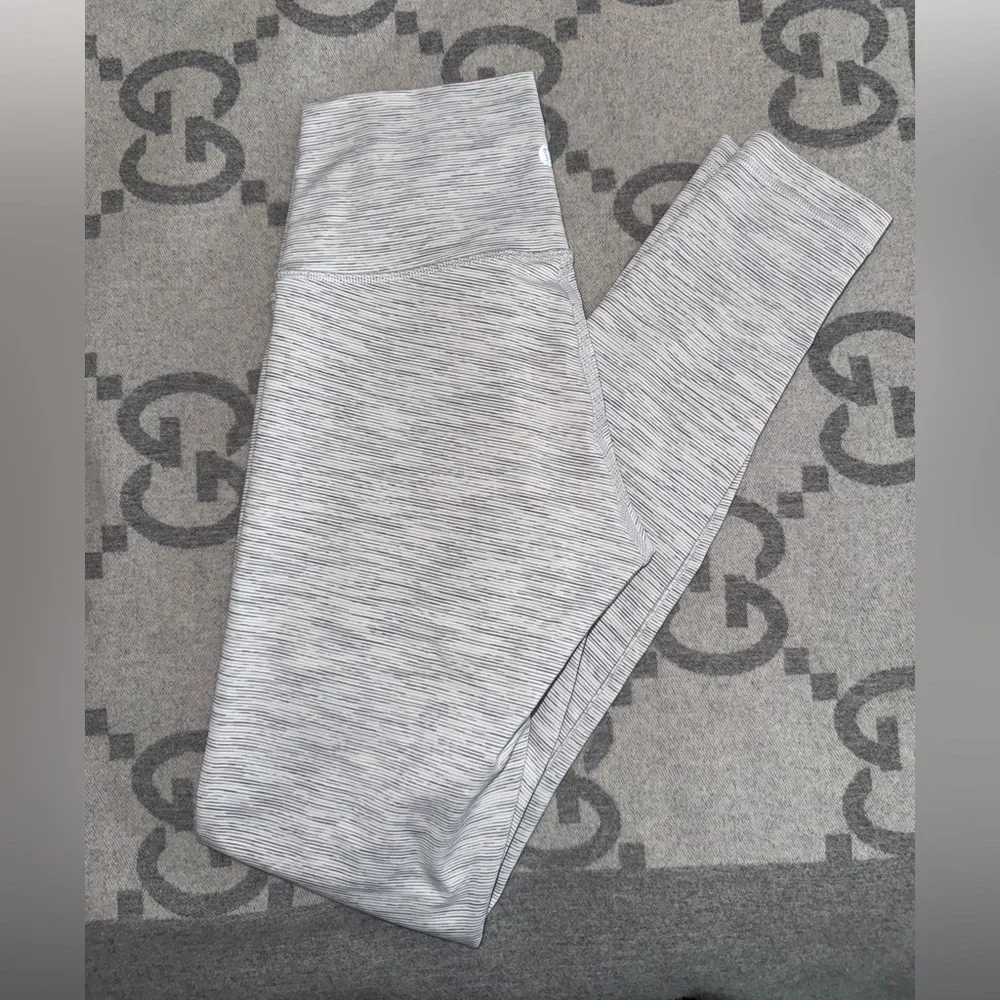 Lululemon Wunder Under Luxtreme 28, size 6 - Picture 12 of 13